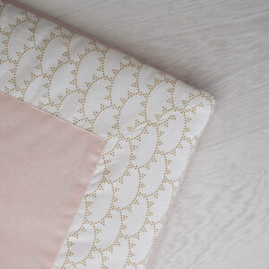 details-tapis-eveil-rectangulaire-rivoli-rose-maison-charlotte.jpg